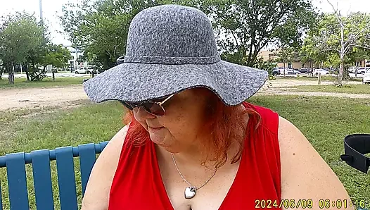 Hemşire Vicki parkta bankta tamamen giyinmiş sigara içiyor