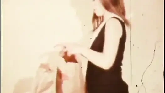 Tatlı genç klasik kız büyük bir yarak alıyor