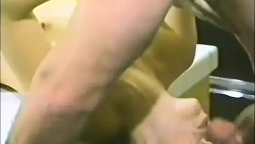 Bir kadın tesisatçı lavabodan daha fazlasını açıyor