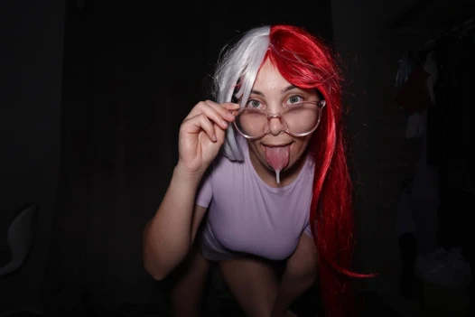 Cosplay latin kız tüm vücut elbiselerini gösteren bir kostüm gösterisi yapıyor 4k