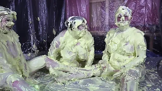 Cheyenne Hannah ve Skyler ile köpük eğlencesi