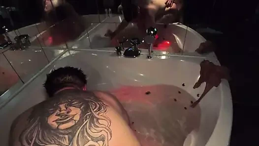 Büyük götlü orta yaşlı seksi kadın üvey oğluyla ateşli bir tatil geçiriyor, sert anal sikiş