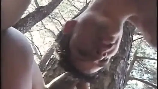 İki ateşli latin ormanda erkeklerinin aletlerini emiyor