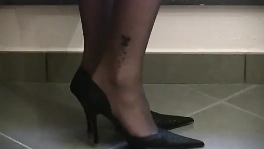 New Black Decollet'i gösteriyor