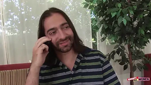 Çaresiz ev hanımı kocasının önünde iki zenci adam tarafından amını siktiriyor