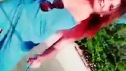 Deniz kenarında seksi selfieler yapıyor2.mp4