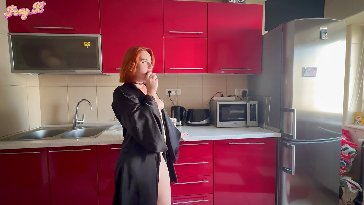 Erkek delisi üvey kız kardeşimle mutfakta sabah seksi