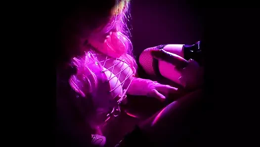 Büyük memeli genç köleyi emiyor