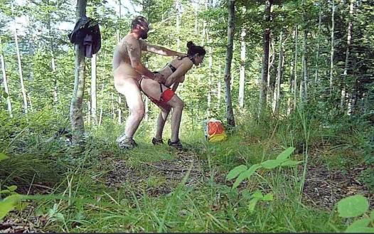 Onu ormanda sikerken neredeyse yakalanıyor