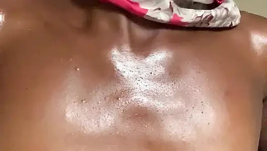 Ateşli minyon genç browngurl234 göğüslerini okşuyor şehvetli anın tadını çıkarıyor