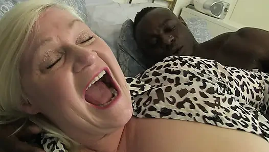 Yaşlı ama hala edepsiz sikişiyor