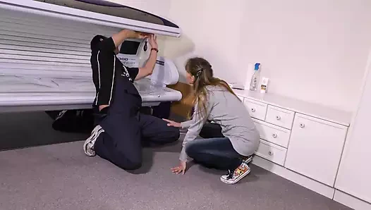 Bronzlaşma salonunda sikiş