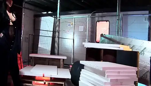 Ateşli işler sahne 2_a şehvetli ve seksi esmer tanga giyerken kaslı bir inşaat işçisiyle seks yapıyor.