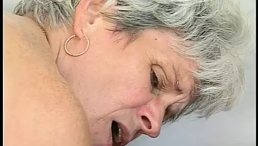 Ekelhaft Oma Gerda bumst jungen Stiefenkel