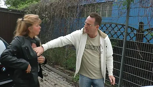 Doğal saçlı sarışın Alman ateşli anne açık havada sikiliyor