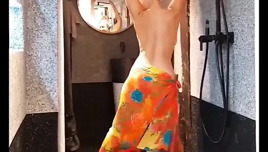 Selena'nın güzel yarı çıplak dansı poz