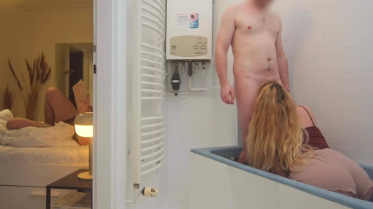 Üvey anne ve üvey baba diğer odadayken utangaç üvey oğul duş sırasında yanlışlıkla ereksiyon oluyor