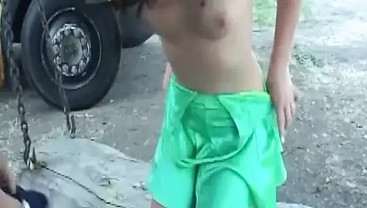 Olgun esmer orta yaşlı seksi kadın açık havada büyük yarağı yalıyor