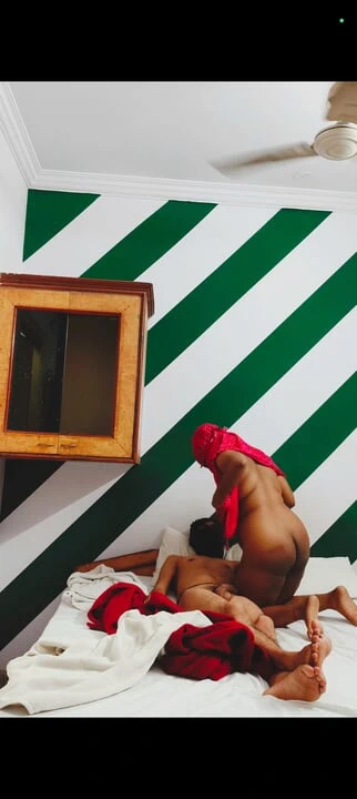 Üvey kız kardeş üvey erkek kardeşiyle zar zor sikişiyor