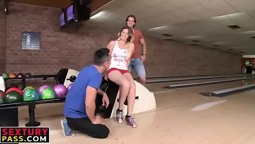 Çekici sarışın mira iki şişman gaf tarafından parçalanmayı seviyor