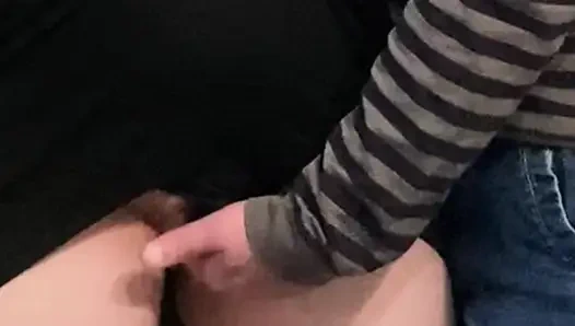 Azgın sapık kız herkesin içinde elbisenin altında parmaklıyor