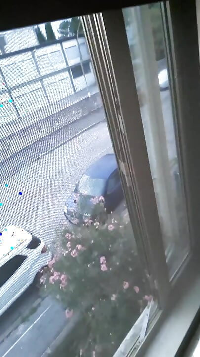 Pencerenin önünde, sandalyede çıplak