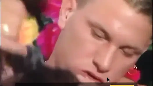 Büyük tombul orta yaşlı seksi amcıklı seksi kaslı adam... ağzına boşalma