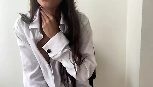 Bebek içinde ağ külotlu çorap gösterileri ona delikler