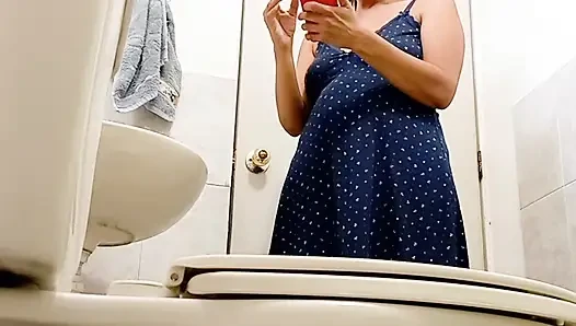 LOVELY MATURE WOMAN SHOWING OFF HER BEAUTIFUL HAIRY PUSSY