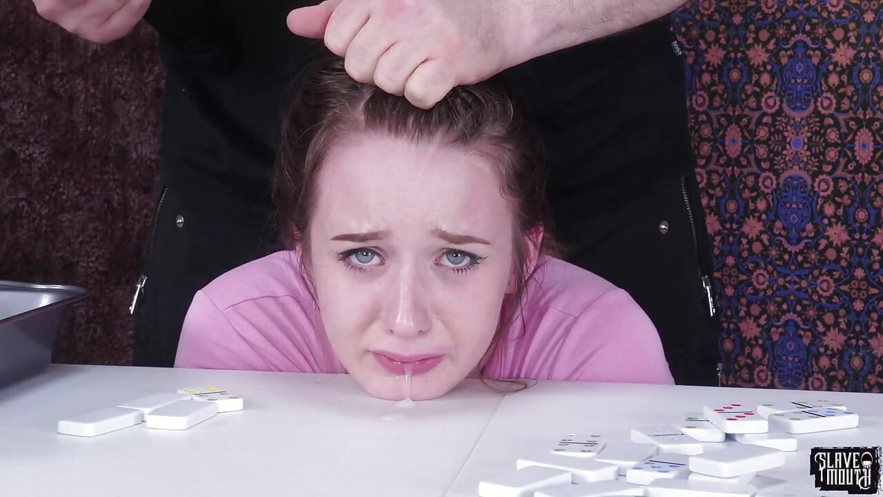 Jessica Kay dizlerinin üzerinde yarağa boyun eğiyor