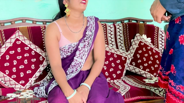 Hintli desi bahu yatak odasında sasur ile seks anlarının tadını çıkarıyor tam Hintçe ses