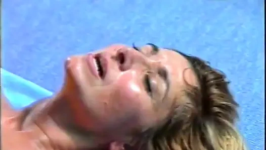 Olgun çift ayakla mastürbasyon yaptıktan sonra açık havada sikişiyor