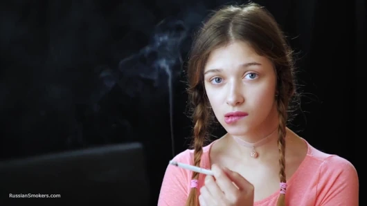 Seksi Rus baştan çıkarıcı kadın sigara içiyor