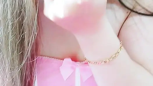 Sadece sevimli öğrencin göğüsleriyle oynaman için pembe yaramazlık yapıyor, ağzı damlatıyor ve mastürbasyon yapıyor, dildoyla oynuyor