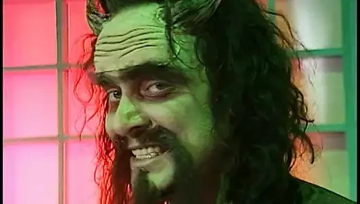 Büyük memeli kaltak tüm deliklere sikiliyor ve sapık üçlü grup sekste dölleniyor