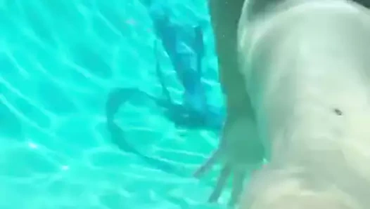 esmer oral seks içinde havuz