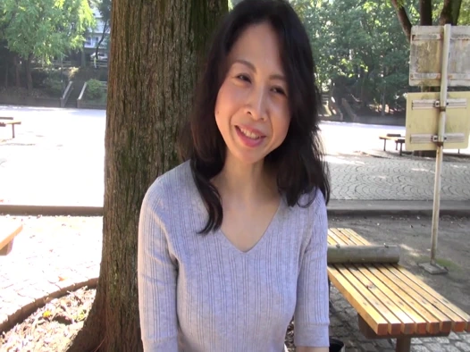 M967G02 A mature woman with a clean atmosphere with a nice smile and a nasty gap!