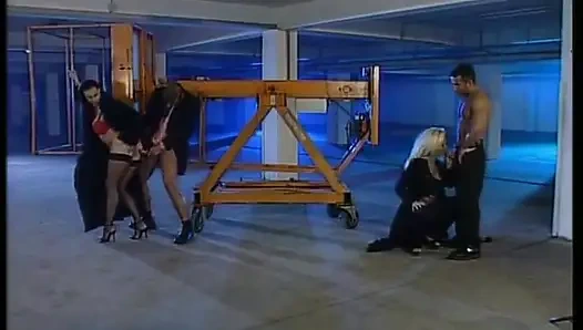 Ateşli hatunlarla birden fazla sahne