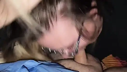 Beni yarağını sertçe besliyor, saçımı kapmasını ve ağzımı kalın kremsi dölüyle doldurıncaya kadar yüzümü sikişini izliyor