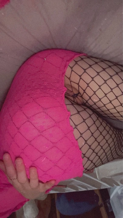 Маленькая мисс Wet играет с ее толстой, тугой, розовой киской, вставив два пальца в эту сочную мокрую киску, пока она не кончит