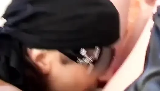Итальянскую девушку в солнцезащитных очках сняли на видео, пока ее трахают в любительском видео