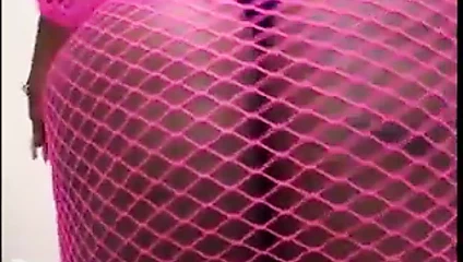 siyah anal-milf fucked içinde pembe netsuit