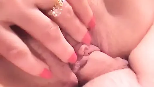 Hamile sarışın orta yaşlı seksi kadın yarak emiyor.