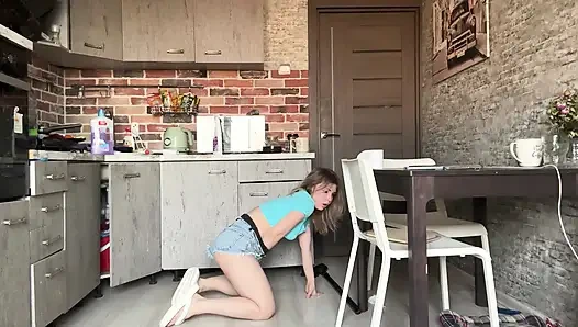 Temizlikçi kadın dayanamadı ve şortunu ıslatıyor