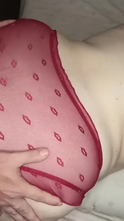 Orta yaşlı seksi kadın dört ayak üzerinde gırtlağına kadar alıyor ve sonra anal dölleme domaltarak alıyor. | Klip 2
