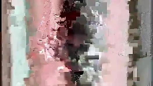 Seksi esmer kanepede bacaklarını açıyor ve kalın yarakla sikiliyor