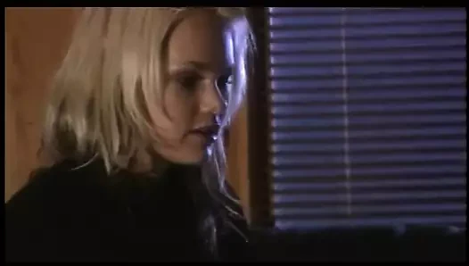 Büyük memeli sarışın kanepede amının tadına bakıyor ve meme uçlarını emiyor