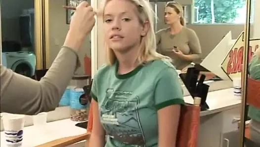 seksi sarışın kaltak alır sıkı göt ve KEDİ mumlu ve alır twinks sonra veren bj