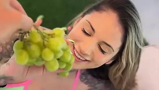 Yaramaz bebek Giuliana Cabrazia ile havuz kenarında seksi fotoğraflar