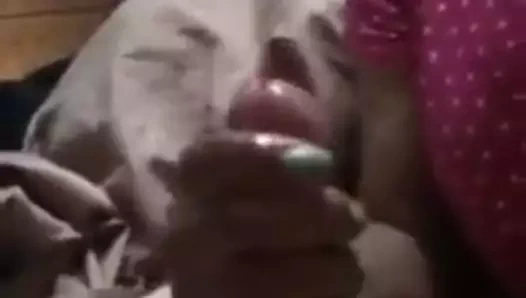 Yandaki siyah bir bayandan el işi